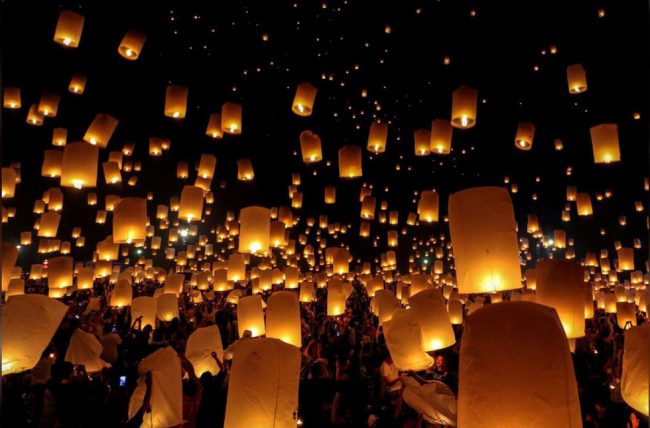 Hàng ngàn đèn trời được thả ở Chiang Mai trong đêm lễ hội - Ảnh: REUTERS