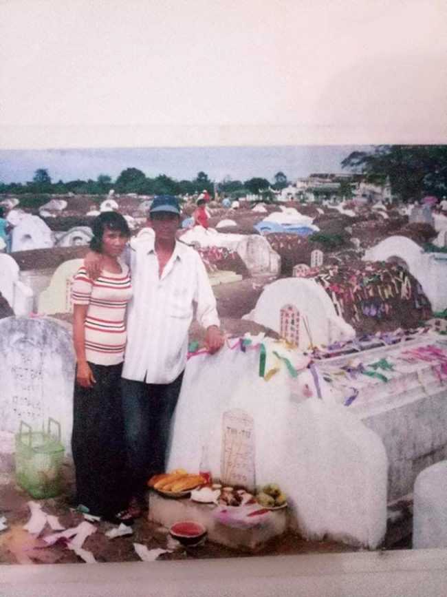 Bức ảnh hiếm hoi cha và mẹ Thương chụp cùng ở nghĩa trang Nhị Tì Tiều (Sóc Trăng) mà cha Thương còn giữ được NVCC