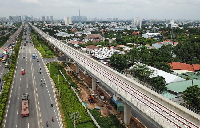 Tuyến Metro Số 1, đoạn trên cao đi song song Xa lộ Hà Nội. Ảnh: Hữu Khoa