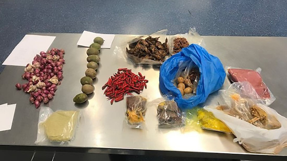 Những thứ không khai báo trong hành lý của hành khách đi từ TP.HCM đã bị nhân viên an ninh Úc phát hiện và xử phạt trong tháng 10 - Ảnh: AUSTRALIA BORDER FORCE