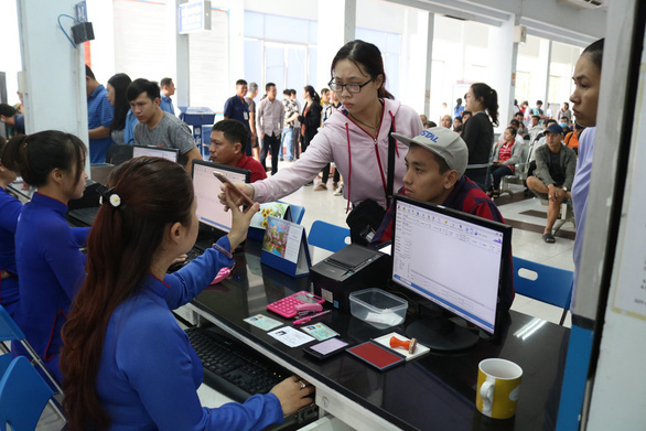 Người dân mua vé tại ga Sài Gòn - Ảnh: NGỌC PHƯỢNG