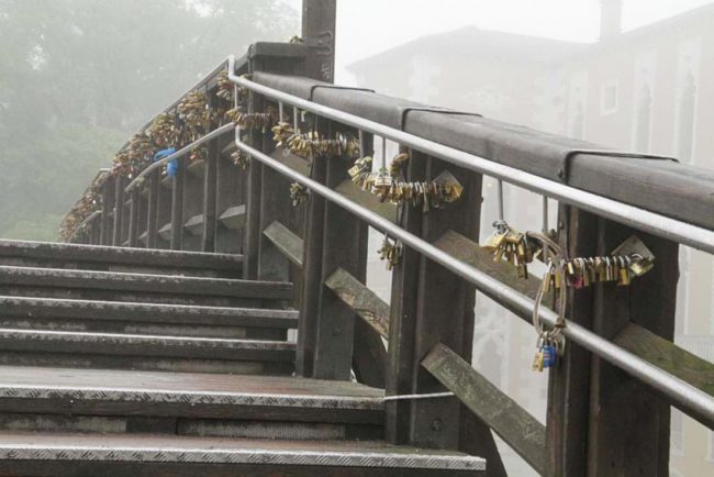 Những “ổ khóa tình yêu” của các du khách trên thành cầu Ponte dell’Accademia ở Venice, khiến người ta nhớ đến sự việc một thành cầu ở Pháp từng bị đổ sập vì hơn 700.000 “ổ khóa tình yêu”