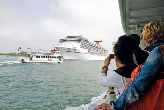 Những du thuyền lớn đang trở thành hiểm họa với Venice