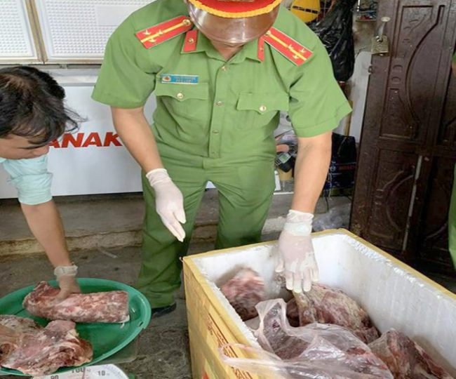 Một cơ sở "hô biến" thịt heo nái thành thịt bò bị cơ quan chức năng phát hiện tại Bình Thuận. Ảnh: Tuấn Kiệt.