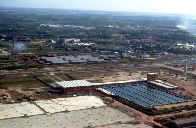 Toàn cảnh nhà máy nước Thủ Đức, bên phải là tháp điều áp
