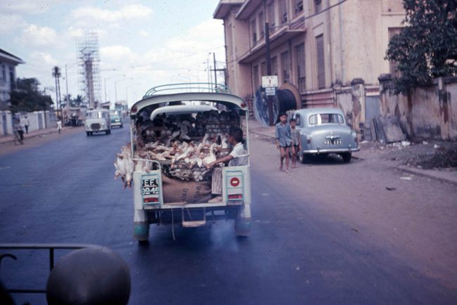 Tháp điều áp trên đường Phan Thanh Giản lúc đang xây dựng năm 1966 (góc trên bên trái hình)