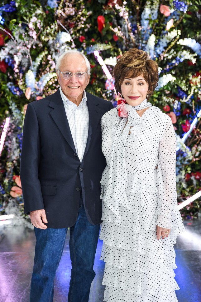 Stewart và Lynda Resnick quyên góp 750 triệu USD cho Học viện Công nghệ California để tài trợ cho các đề tài nghiên cứu về biến đổi khí hậu.