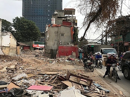 Các công trình đang phá dỡ dang dở trên đường vành đai 2,5. Ảnh: Gia Chính.