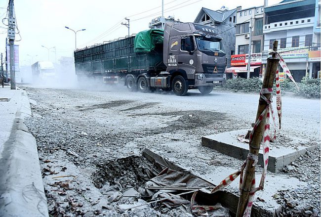 Xe tải chở vật liệu xây dựng trên đường phố Hà Nội. Ảnh: Giang Huy.