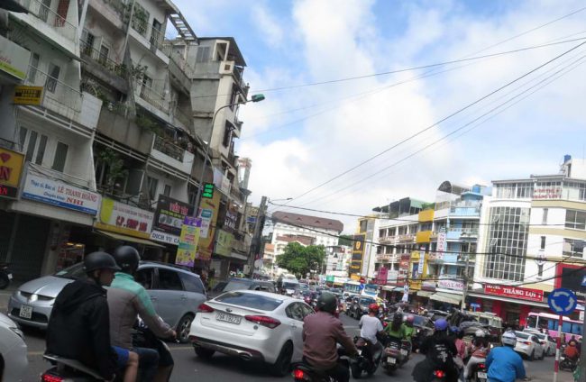 Kẹt xe ở Đà Lạt sẽ cho bạn một cảm giác căng thẳng tột cùng vì đường sá không có đèn tín hiệu giao thông...