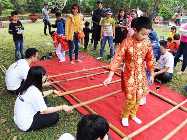 Trẻ em trải nghiệm trò chơi dân gian tại Phiên chợ ngày tết năm 2019 Ảnh: S.X