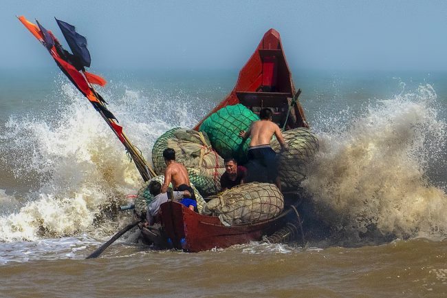 Tác phẩm Ra khơi bám biển - Hoàng Văn Phước (TP. Huế)
