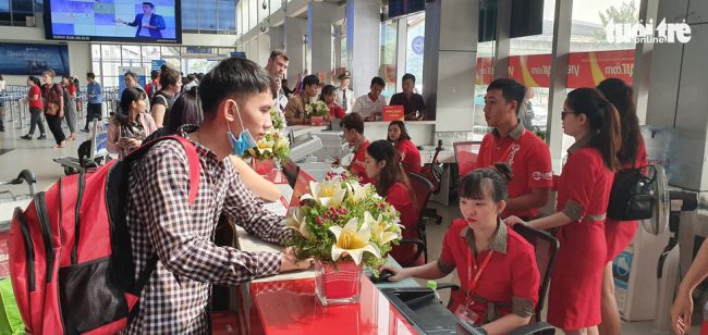 Hành khách tìm hiểu để mua vé máy bay của hãng Bamboo Airways Ảnh: TẤN THẠNH