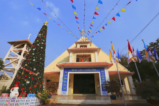 Nằm bên cạnh Hội Dòng Mến Thánh Giá Thủ Thiêm, gần với bờ sông hơn, là Nhà thờ Thủ Thiêm, được xây dựng từ năm 1859.