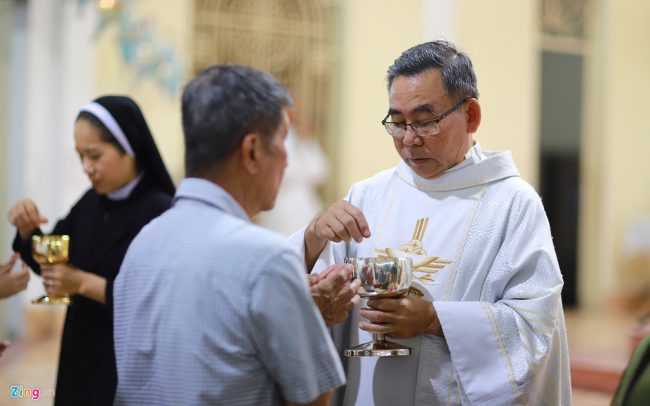 Cha sở thứ 12 của Giáo xứ Thủ Thiêm Nguyễn Văn Hồng tiếp tục công việc của các linh mục đi trước.