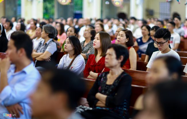 Thời gian đầu, Nhà thờ Thủ Thiêm được xây dựng bằng gỗ, đến nay đã nhiều lần trùng tu. Do diện tích khá nhỏ, các thánh lễ vào ngày chủ nhật và lễ trọng, nhà thờ thường không đủ chỗ ngồi cho các giáo dân, nhiều người phải đừng ngoài hành lang để dự lễ.