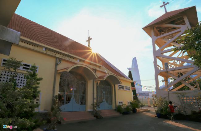 Nằm bên hông nhà thờ là tháp chuông xây dựng 1930 với 5 chuông với niên đại hơn 100 năm được đúc từ Pháp năm 1889, trên chuông có ghi chữ Thủ Thiêm hội.