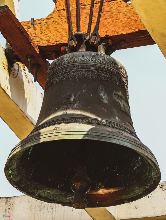 Các họa tiết trên chuông được điêu khắc rất tỉ mỉ và công phu.