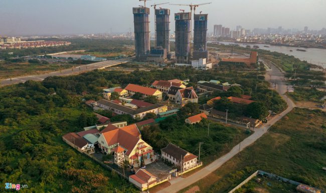 Công trình tôn giáo có diện tích khoảng 4 ha, nằm bên bờ sông Sài Gòn, nhìn về quận 1. Công trình Nhà thờ Thủ Thiêm và Tu viện Dòng Mến Thánh Giá Thủ Thiêm nằm trong quy hoạch khu chức năng 2A thuộc Khu đô thị mới Thủ Thiêm. Đầu năm 2019, trước sự phản đối của người dân, lãnh đạo thành phố đã cam kết giữ lại các công trình chính yếu của hai di tích này.