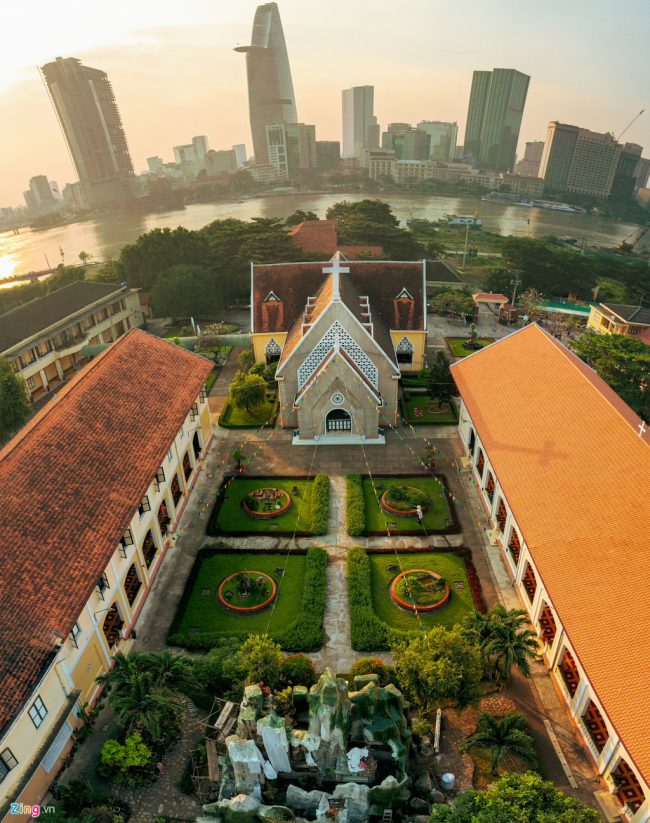 Tu viện Thủ Thiêm của Dòng Mến Thánh Giá được hình thành từ năm 1840. Ban đầu, tu viện chỉ là ngôi chòi lá dựng gần gốc cây. Trải qua thời gian dài, các nữ tu đã mở rộng tu viện với công trình kiến trúc bằng gỗ và sau đó là kiến trúc kiên cố như hiện tại.