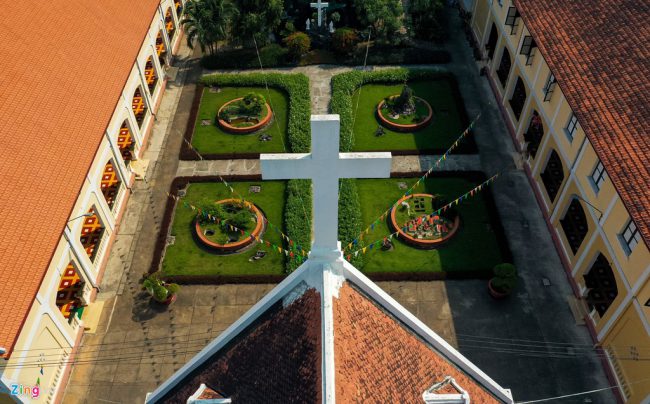 Trước mặt nhà thờ là 4 thảm cỏ trưng bày tiểu cảnh Xưa - Gieo - Nay - Gặt.