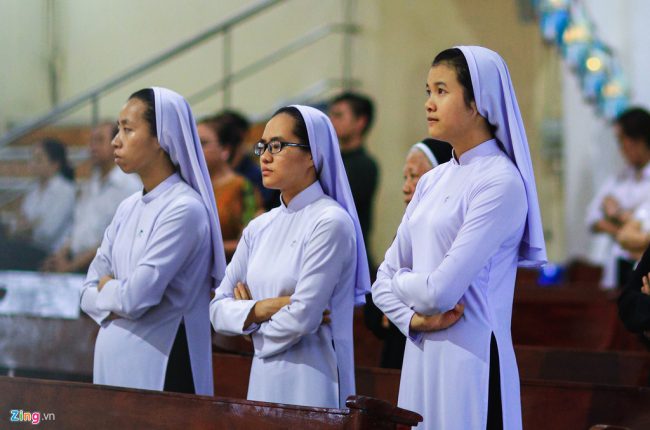 Trong Tu viện Dòng Mến Thánh Giá có khoảng 300 sơ. Các nữ tu thường dành phần lờn thời gian đọc kinh và làm lễ trong nhà nguyện lúc 17h.