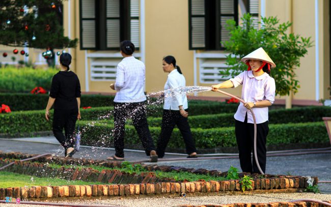 Thời gian còn lại mọi người chăm sóc vườn cây, chăn nuôi và nấu ăn.