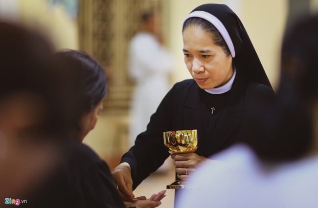 Ngoài ra, các nữ tu còn phụ giúp cha chánh xứ phát bánh thánh cho giáo dân trong các thánh lễ.