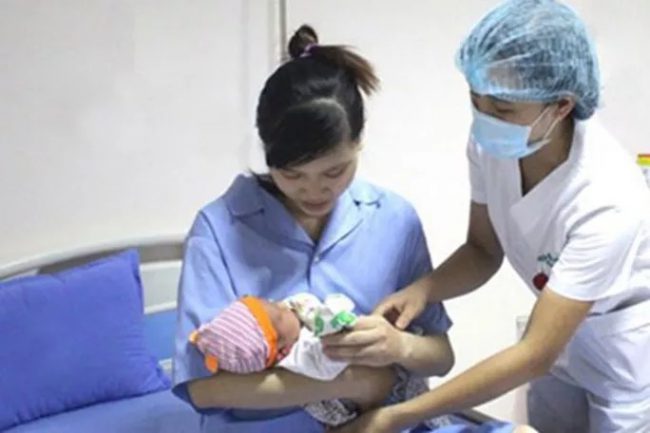 Năm 2020, lao động nữ sinh con hoặc nhận nuôi con nuôi dưới 6 tháng tuổi được trợ cấp 1 lần cho mỗi con bằng 2 lần mức lương cơ sở