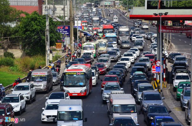 Quốc lộ 51 ùn tắc trong sáng mùng 4 Tết vì dòng người đổ về biển Vũng Tàu. Ảnh: Lê Quân.