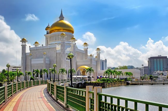 Nằm ở châu Á, Brunei có mặt ở vị trí thứ 8 trong bảng xếp hạng. Đây là một trong những quốc gia có số người chết vì ô nhiễm không khí thấp nhất trên thế giới, theo WHO. Điều này được cho là nhờ vào nỗ lực duy trì rừng dù công nghiệp hóa nhanh chóng. Khi du lịch Brunei, bạn đừng quên ghé thăm những nhà thờ Hồi giáo đẹp nhất Đông Nam Á, du thuyền và tham quan khu rừng nhiệt đới nguyên sinh Ulu Temburong. Nếu yêu thích khám phá ẩm thực, du khách cũng có thể ghé thăm chợ đêm Gadong, ở thủ đô Bandar Seri Begawan. Ảnh: Ihor Pasernak/Shutterstock.