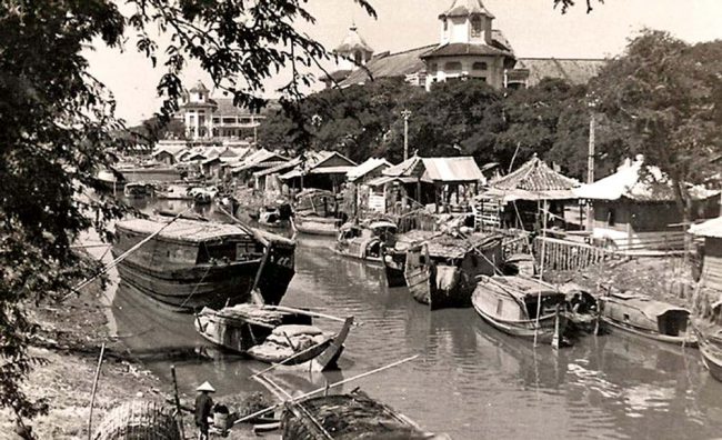 Chợ Bình Tây nhìn từ cầu Palikao đường Ngô Nhân Tịnh năm 1966. Rạch cạnh chợ là rạch Bãi Sậy, kinh Hàng Bàng. Nguồn: flickr manhhai
