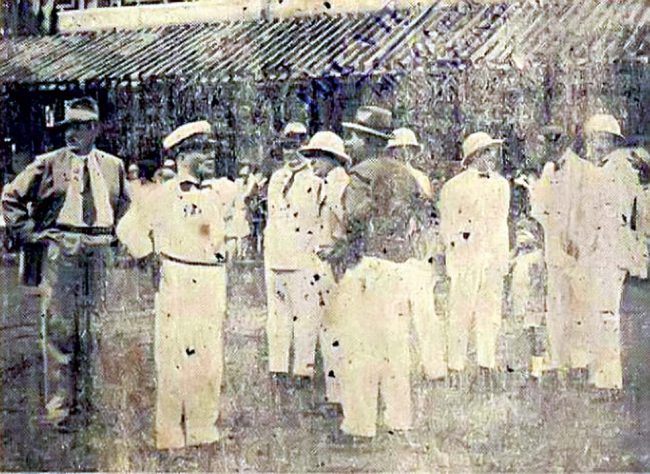 “Ảnh trên nầy chụp lúc quí ông trong ban trị sự hội khai thị chợ mới Bình Tây đứng chực rước quan Thống đốc Nam kỳ Blanchard de la Brosse. Phía tả người mặc đồ trắng, đứng chống nạnh là M. Gazano, Đốc lý thành phố Cholon”. Nguồn: Công Luận báo 6.10.1928, Thư viện Quốc gia Việt Nam