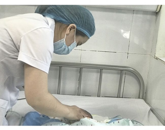 Những ngày gần đây, mỗi ngày Bệnh viện Nhi T.Ư tiếp nhận 10 - 15 bệnh nhi nhiễm cúm nhập viện Ảnh: Thùy Chi