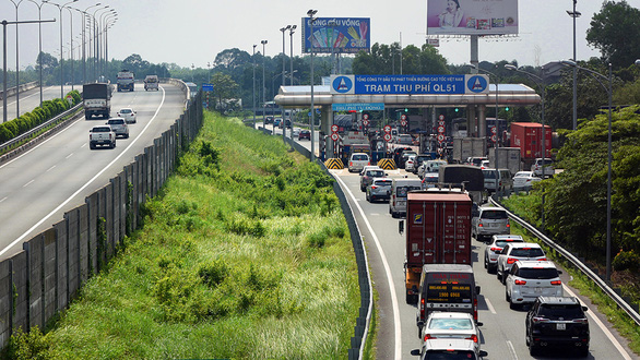 Hàng chục xe ùn ứ kéo dài tại trạm thu phí quốc lộ 51, đường cao tốc TP.HCM - Long Thành - Dầu Giây, đoạn tiếp giáp với quốc lộ 51 (huyện Long Thành, Đồng Nai) - Ảnh: A LỘC
