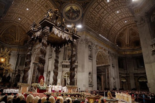 Giáo hoàng Francis đêm qua cử hành Thánh lễ Giáng sinh tại Vương cung Thánh đường St. Peter ở Vatican trước sự chứng kiến của hàng nghìn Kito hữu. "Giáng sinh nhắc nhở chúng ta rằng Chúa tiếp tục yêu thương tất cả, ngay cả phần tồi tệ nhất trong chúng ta. Bạn có thể suy nghĩ sai lệch hoặc từng khiến mọi thứ hỗn loạn, nhưng Chúa sẽ vẫn yêu bạn", Giáo hoàng phát biểu tại buổi lễ.