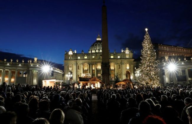 Ngay từ đầu tháng, không khí Giáng sinh đã tràn ngập Vatican khi có nhiều buổi lễ được tổ chức tại Quảng trường Saint Peter, thu hút sự tham gia của các tín đồ Công giáo.