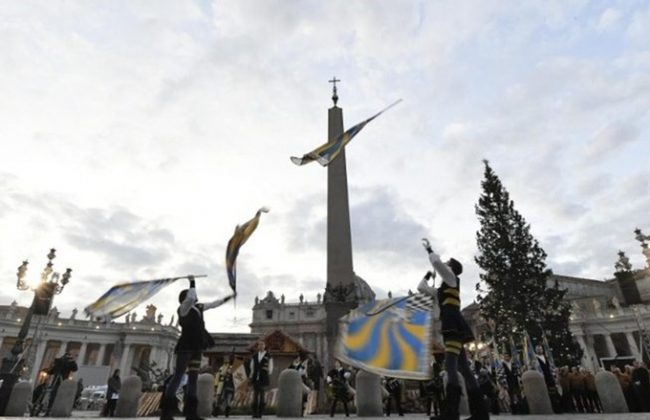 Các hoạt động nghệ thuật chào mừng dịp lễ Giáng sinh diễn ra tại Vatican từ ngày 5/12, bao gồm các màn trình diễn của nhiều nghệ sĩ đường phố ngay tại Quảng trường Saint Peter.