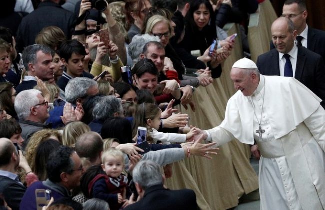 Giáo hoàng Francis ngày 21/12 gặp các tín đồ Công giáo tại Hội trường Paul VI ở Vatican. Tại đây, nhiều em nhỏ đã tặng Giáo hoàng những bức tranh các em tự vẽ để chào mừng Giáng sinh.