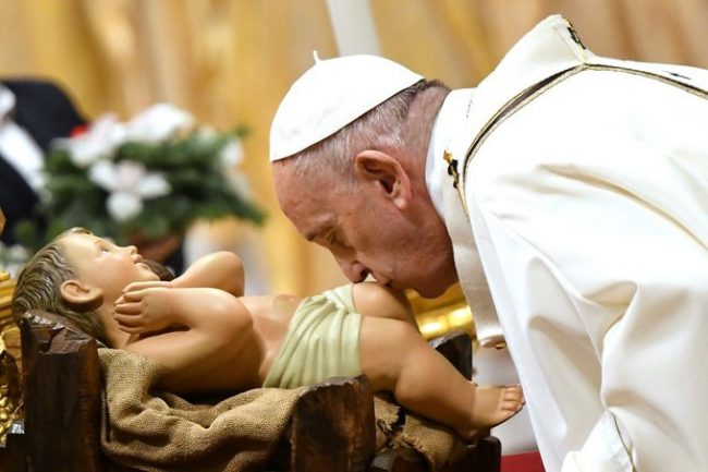 Giáo hoàng Francis hôn tượng hài nhi Chúa Jesus sau khi tiến hành Thánh lễ Giáng sinh hôm qua. Giáo hoàng hôm nay sẽ gửi thông điệp phước lành Giáng sinh Urbi et Orbi từ ban công của Vương cung Thánh đường St. Peter tới đám đông tập trung tại quảng trường bên dưới.