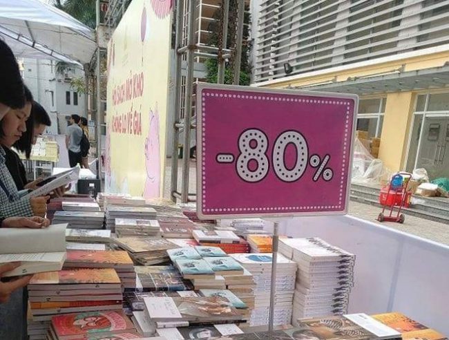 Chương trình bán sách với giá ưu đãi.