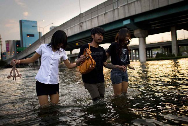 Người Bangkok lội nước trong một trận lũ. Ảnh: AFP.