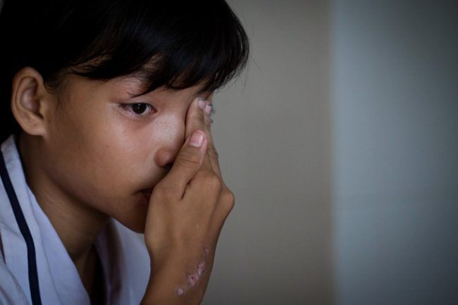 Nguyễn Thị Ngọc Châu, 13 tuổi, đang học lớp ba tại Trung tâm Phát huy Bình An (quận 8) phải đi làm từ 10 tuổi để mua thức ăn cho mình và hai em nhỏ. Châu thường xuyên thức dậy từ 4h30 sáng, chở em đi học, rồi đi làm ở xưởng in tới 12h đêm. Châu cũng giống hàng trăm bạn cùng trường tình thương này: thiếu ăn, thiếu dinh dưỡng, thiếu giấy tờ hộ khẩu và không mơ ước. “Em hay ngủ để quên đi nỗi buồn”, Châu nói.