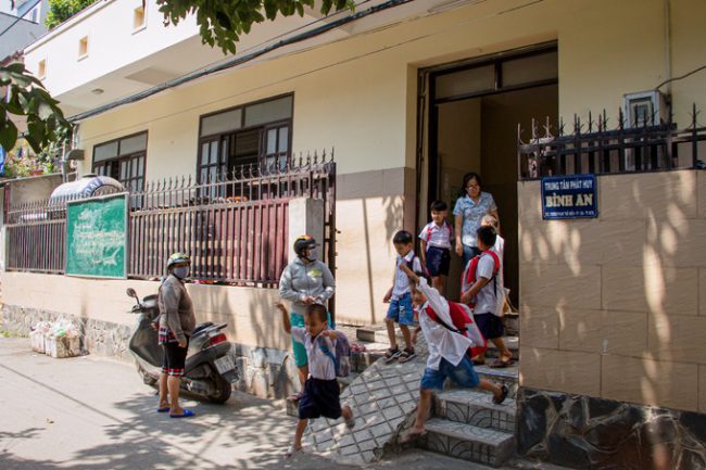 Phụ huynh đón con sau giờ tan học. Những lớp học được duy trì đều đặn từ thứ 2 tới thứ 6 hàng tuần. Cô Thu Hạnh, quản lý trung tâm chia sẻ: “Chúng tôi chỉ cần gia đình các em quan tâm chút xíu thôi là đã tốt lắm rồi. Bởi với những trẻ này, việc bám lớp bám trường luôn đòi hỏi nỗ lực rất lớn”. Tết này, cùng với tấm lòng độc giả, Quỹ Hy vọng của VnExpress đặt mục tiêu tặng 1.000 phần quà Tết cho học sinh khó khăn khắp đất nước, như những số phận tại trường tình thương Bình An.