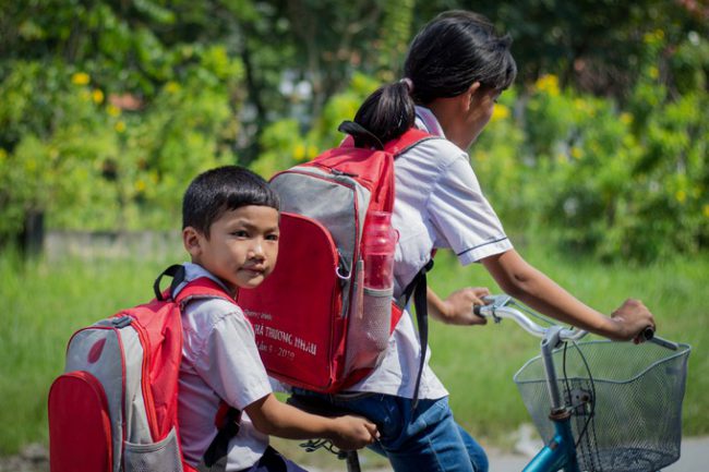 Chiếc xe đạp cũ là tài sản duy nhất Châu được cô giáo tặng từ hai năm trước. Có lúc phải nhịn đói vài ngày vì nhà hết thức ăn, Châu vẫn ráng đèo em trai mình, bé Khôi đến lớp. "Không đến trường được, dốt thì tội nghiệp nó", cô bé lý giải. Gần 10 năm nay, Trung tâm Phát huy Bình An (quận 8) trở thành mái trường nâng đỡ ước mơ của những đứa trẻ nghèo, khát khao học chữ như chị em Châu.