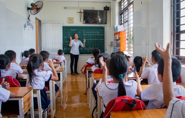 Trường tình thương Bình An bắt đầu tổ chức các lớp học miễn phí từ năm 2010. Thầy cô ở đây đều là giáo viên tình nguyện. Nửa ngày dạy học trò, nửa ngày họ đi làm kiếm sống. Cô Phạm Thị Nhiệm, 58 tuổi, cựu giáo viên trường Tiểu học An Phong (quận 8) vừa nghỉ hưu thì tới dạy ở đây, đến nay đã được 4 năm. Vốn rất tự tin với kinh nghiệm cả đời dạy tiểu học, thời gian đầu ở trung tâm cô vẫn vô cùng hụt hẫng vì “sáng nào học sinh đến lớn cũng ngủ gà ngủ gật, bài tập giao về nhà thì không làm”. Về sau, cô mới biết học trò đi học về phải làm việc giúp gia đình, có em đi bán hàng đến khuya, thức cả đêm ở chợ Bình Điền. "Có bữa học sinh nghỉ học nhiều, hỏi ra thì có em bảo nhà hết gạo, hết xăng, cha mẹ không chở đi được. Vậy nên tôi coi như làm thay phần cha mẹ của tụi nó, dạy từ cái chữ cho đến cách sống”, cô Nhiệm nói.