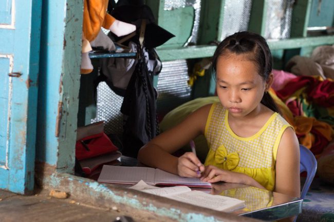 Cuộc vật lộn theo đuổi con chữ của những học sinh Bình An không chỉ diễn ra trong không gian trường học. Hầu hết các em đều sống trong những chái nhà tạm và phải tận dụng mọi không gian để học. Gia đình Mỹ Hạnh sống trên một chiếc ghe dưới sông, may mắn hơn nhiều bạn vì tài sản trong nhà ngoài tấm nệm còn có thêm một chiếc bàn nhỏ.