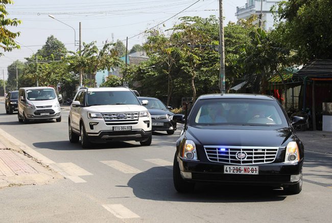 Đoàn xe đưa đại biểu Liên minh Cơ hội cho trẻ em đến Long An. Ảnh: Quỳnh Trần.