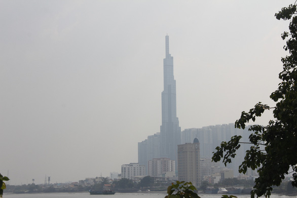 Tòa nhà Landmark 81 bị một lớp mù bao phủ