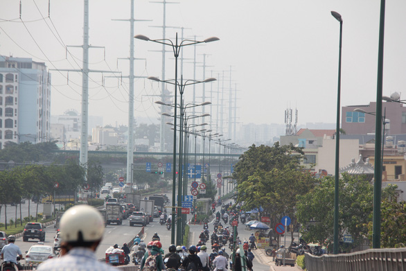 Lớp mù lãng đãng ở tầm thấp tại TP.HCM sáng 30-12 - Ảnh: LÊ PHAN